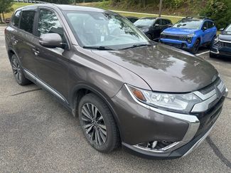 Used 2020 Mitsubishi Outlander SE image 1