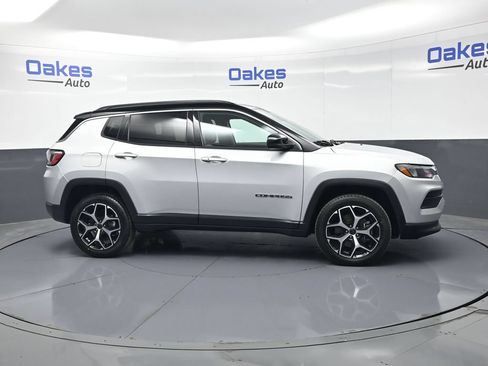 Used 2025 Jeep Compass Limited AWD/4WD image 8