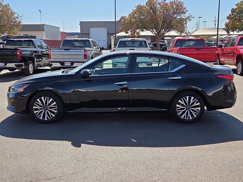 Used 2025 Nissan Altima 2.5 SV image 2