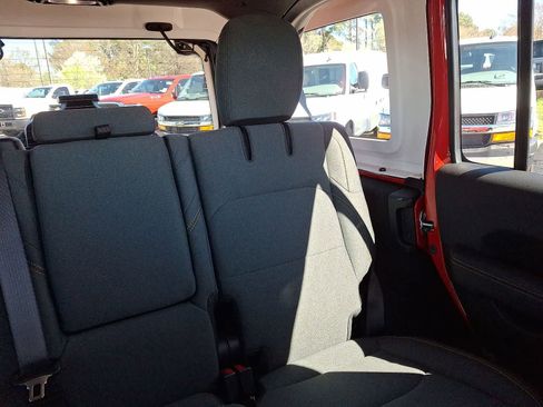 Used 2025 Jeep Wrangler Sahara image 15