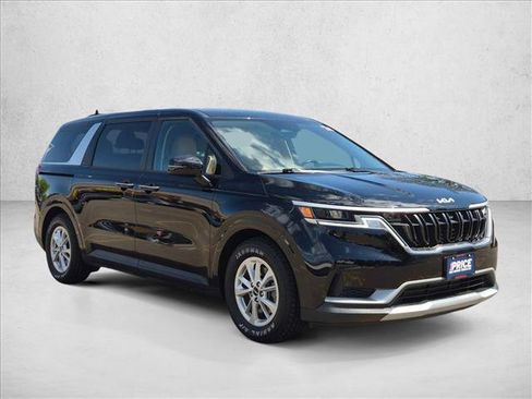 Used 2024 Kia Carnival LX FWD image 3