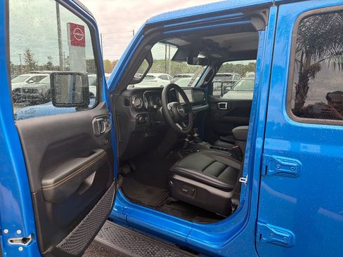 Used 2025 Jeep Gladiator Sport w/ Premium Package image 10