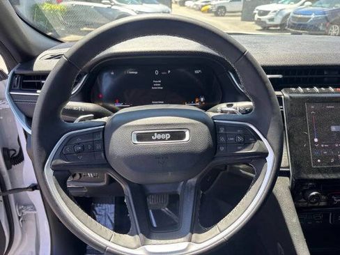 Used 2025 Jeep Grand Cherokee Laredo AWD/4WD image 15