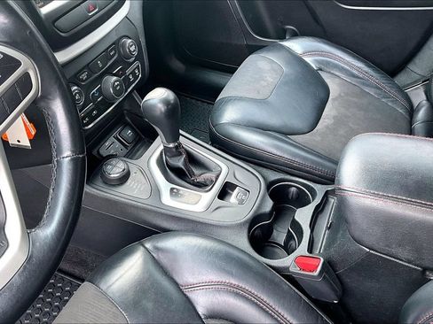 Used 2017 Jeep Cherokee Trailhawk AWD/4WD image 15