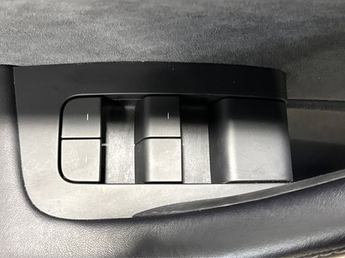 Used 2022 Tesla Model Y Long Range image 16