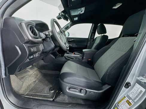 Used 2022 Toyota Tacoma TRD Off-Road w/ Technology Package image 15