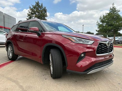 Used 2023 Toyota Highlander Platinum FWD image 4