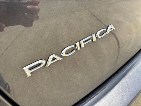 Used 2023 Chrysler Pacifica Touring-L FWD image 9