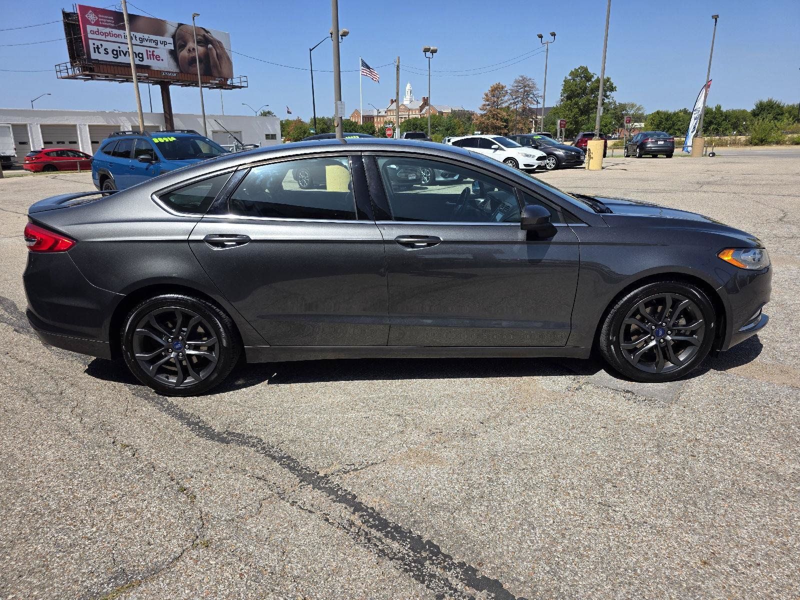 Used 2018 Ford Fusion SE w/ Equipment Group 201A FWD image 4