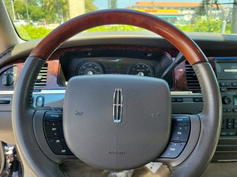 Used 2011 Lincoln Town Car Signature Limited RWD image 23
