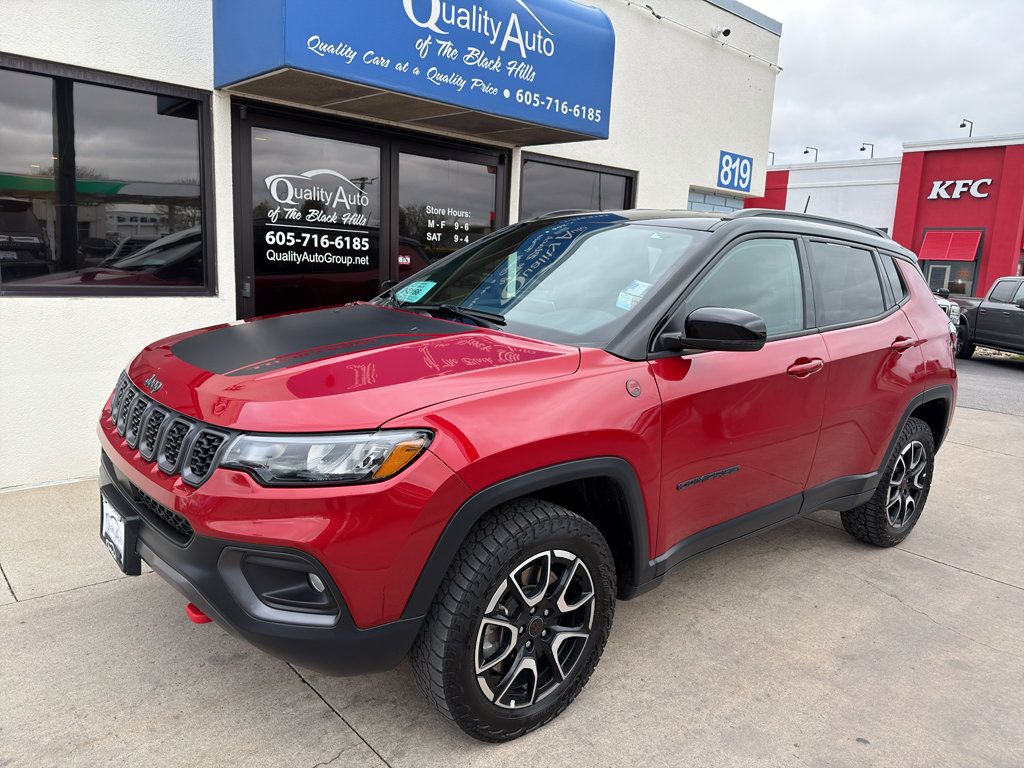 Used 2025 Jeep Compass Trailhawk AWD/4WD image 2