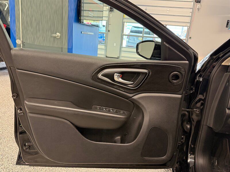 Used 2015 Chrysler 200 C FWD image 4
