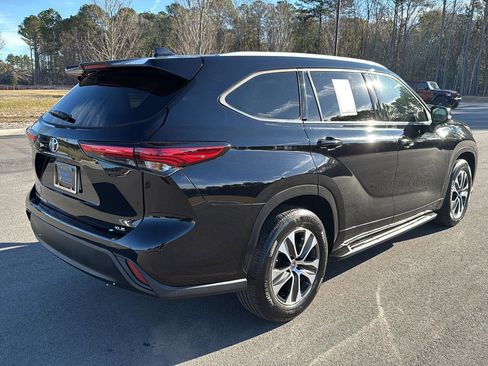 Used 2022 Toyota Highlander XLE image 7