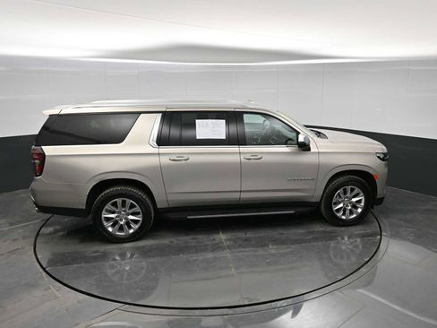 Used 2024 Chevrolet Suburban Premier image 31