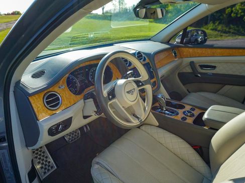 Used 2017 Bentley Bentayga AWD/4WD image 21