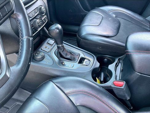 Used 2019 Jeep Cherokee Trailhawk AWD/4WD image 17