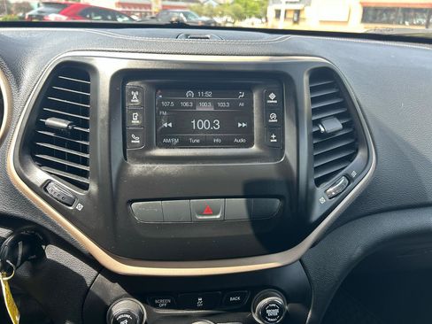 Used 2014 Jeep Cherokee Latitude w/ Cold Weather Group AWD/4WD image 19