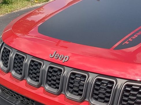Used 2025 Jeep Compass Trailhawk AWD/4WD image 11