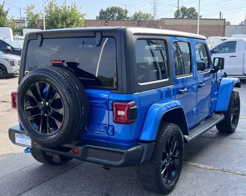 Used 2023 Jeep Wrangler Unlimited Sahara w/ Cold Weather Group AWD/4WD image 6
