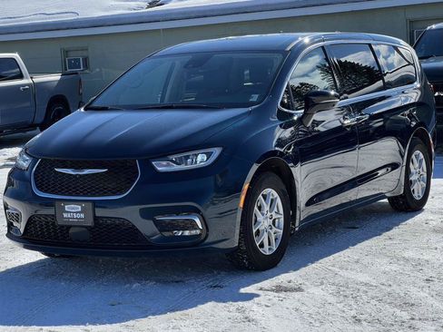 Used 2024 Chrysler Pacifica Touring-L FWD image 35