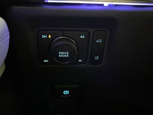 Used 2025 Ford Expedition Platinum w/ Driver's Package image 16