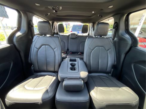 Used 2020 Chrysler Pacifica Touring-L FWD image 17