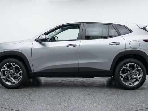 Used 2025 Chevrolet Trax LT FWD image 5