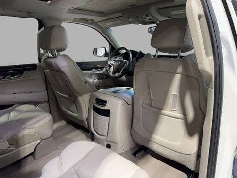 Used 2015 Cadillac Escalade Luxury image 33