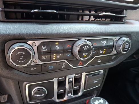Used 2024 Jeep Wrangler Unlimited w/ Convenience Group AWD/4WD image 16