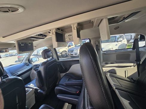 Used 2014 Chrysler Town & Country Touring-L w/ Driver Convenience Group image 12
