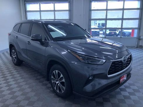 Certified 2023 Toyota Highlander XLE image 38