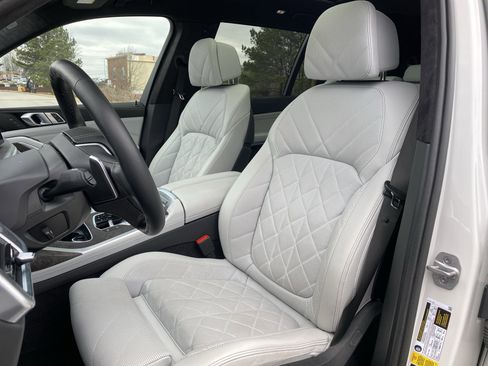 Used 2024 BMW X7 xDrive40i w/ Premium Package image 71