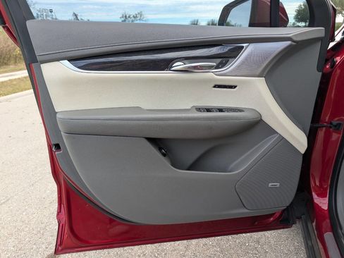 Used 2021 Cadillac XT6 Premium Luxury image 12