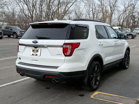 Used 2018 Ford Explorer XLT w/ XLT Appearance Package image 5