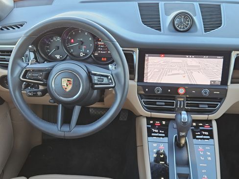Certified 2025 Porsche Macan image 25