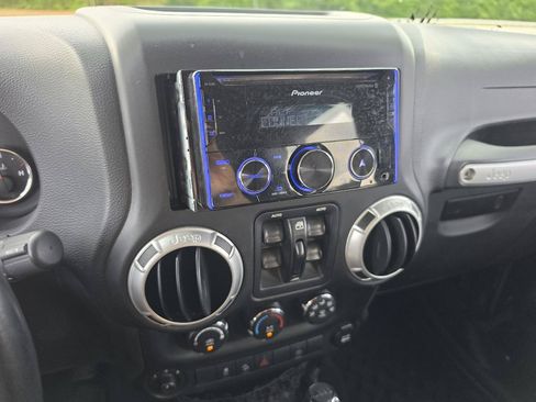 Used 2015 Jeep Wrangler Unlimited Sahara w/ Connectivity Group AWD/4WD image 13