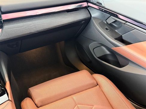 Used 2025 BMW 550e xDrive w/ Premium Package image 15