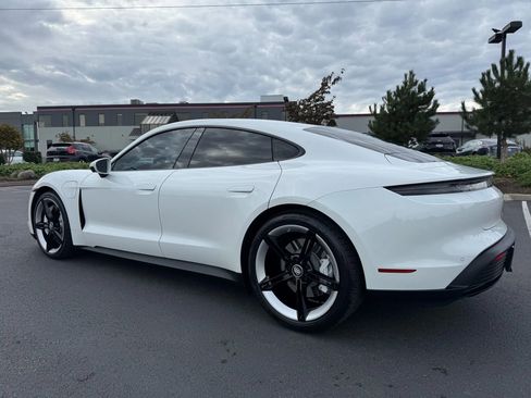 Used 2022 Porsche Taycan image 7