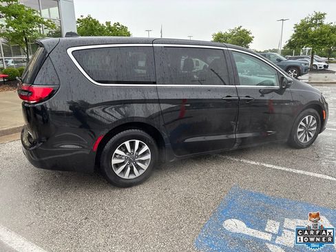 Used 2023 Chrysler Pacifica Touring-L FWD image 26