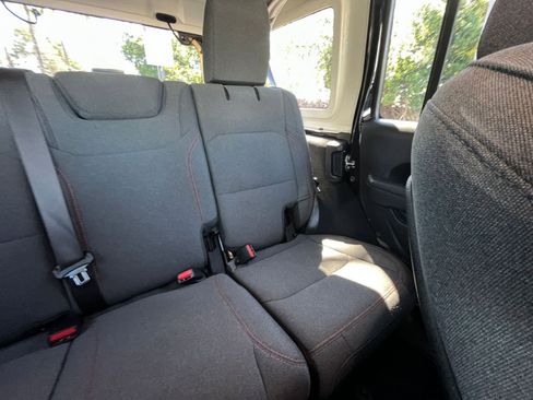 Used 2025 Jeep Wrangler Unlimited Rubicon image 36