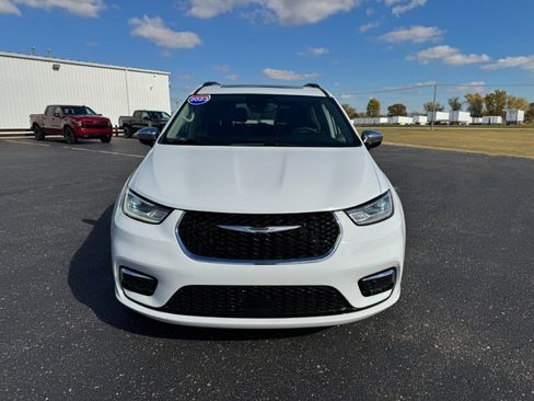 Used 2023 Chrysler Pacifica Limited image 8