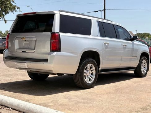 Used 2018 Chevrolet Suburban LT RWD image 3