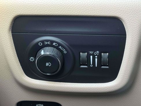 Used 2023 Jeep Grand Cherokee Limited image 18