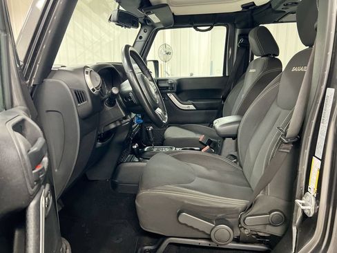 Used 2017 Jeep Wrangler Unlimited Sahara w/ Connectivity Group AWD/4WD image 17