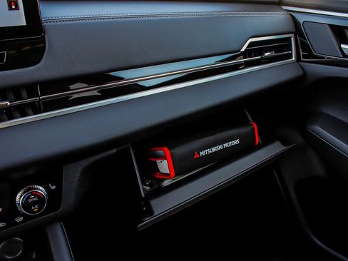 New 2025 Mitsubishi Outlander SE image 17