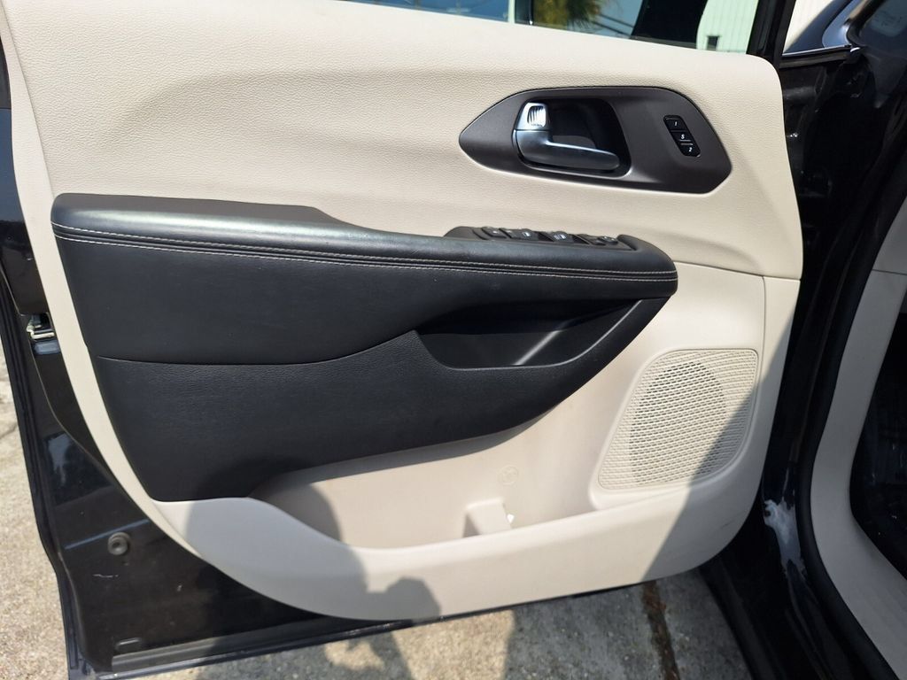 Used 2024 Chrysler Pacifica Touring-L FWD image 31