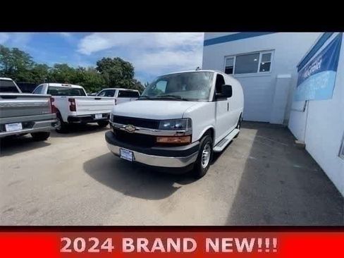 Used 2024 Chevrolet Express 2500 w/ Driver Convenience Package RWD image 5