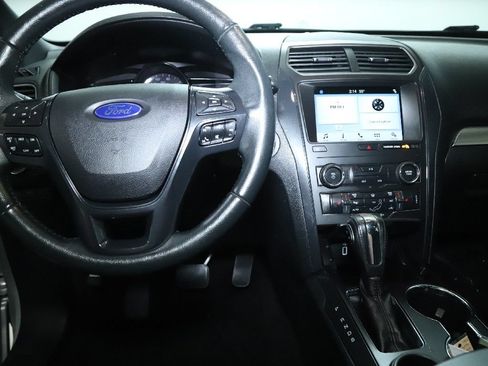 Used 2018 Ford Explorer XLT w/ Equipment Group 202A FWD image 30