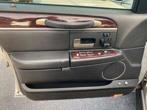 Used 2008 Lincoln Town Car Signature Limited image 11