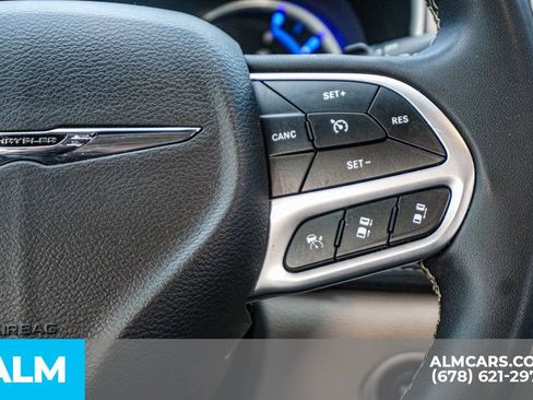 Used 2024 Chrysler Pacifica Select image 32